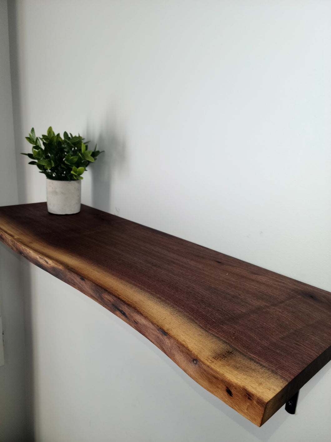 Tablettes en noyer noir Live Edge